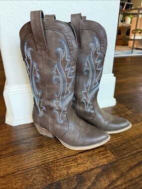 Women's size 6 Brown Embroidered Western Cowboy Boots